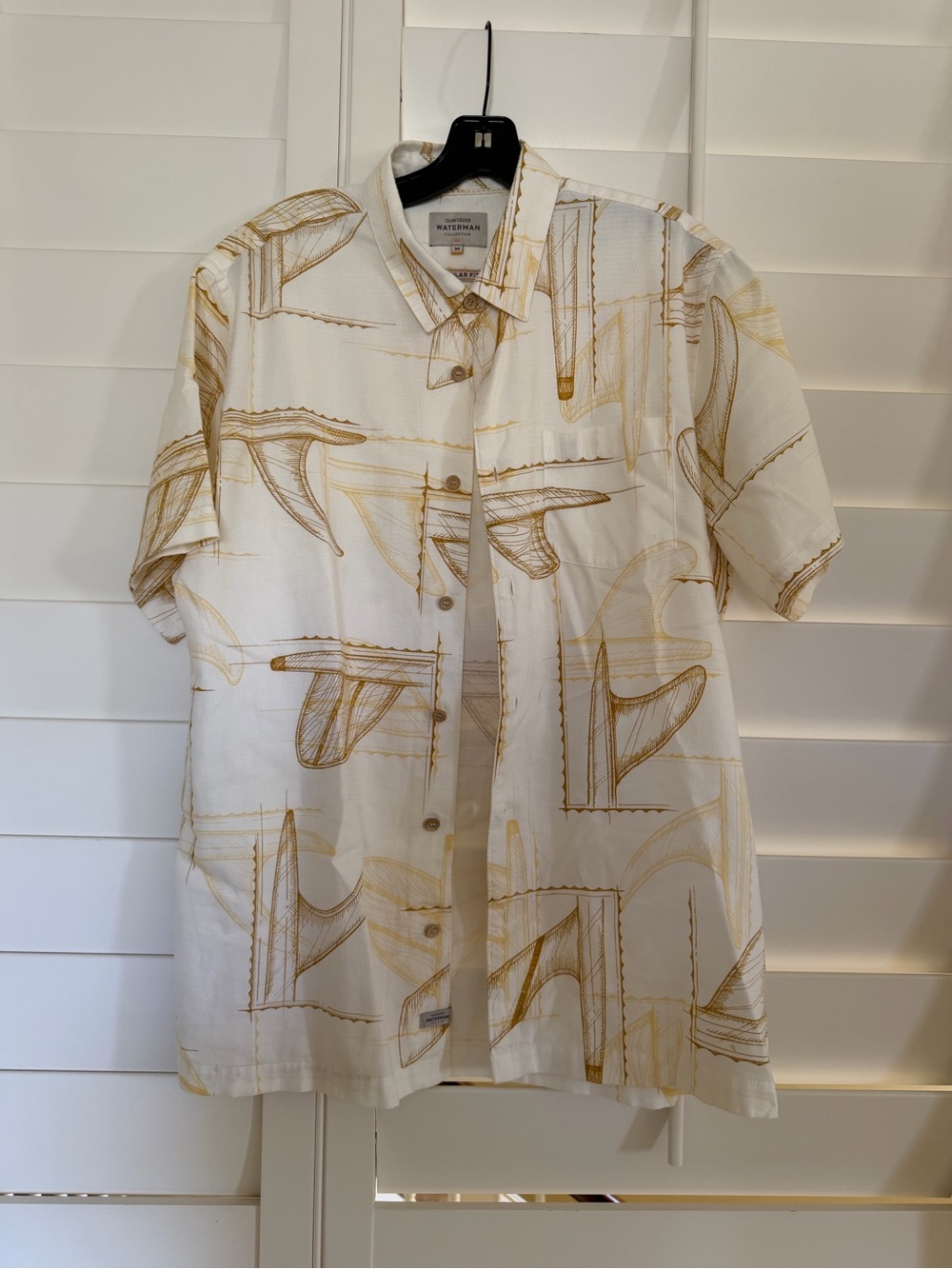 Quiksilver White Short-Sleeve Button-Down Shirt with Gold Print